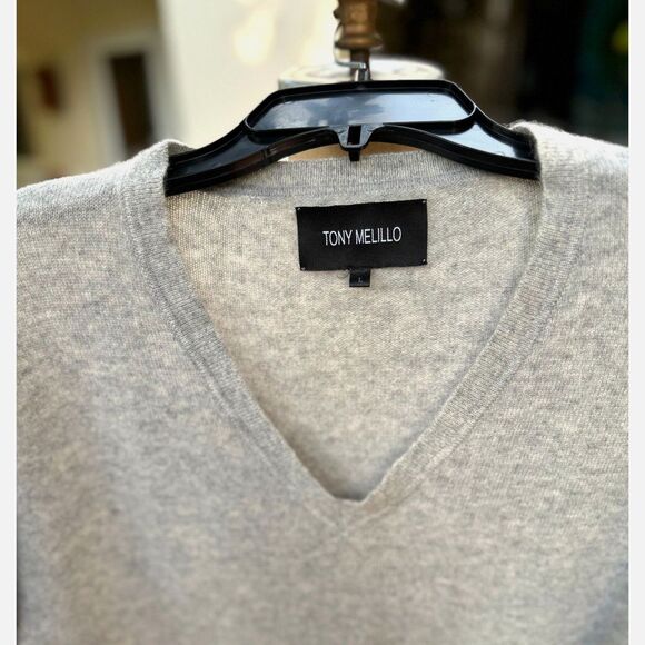 Tony Melillo Light Grey 100% Cashmere V-neck Long Sleeve Knit Sweater Size L ATM - Picture 2 of 8